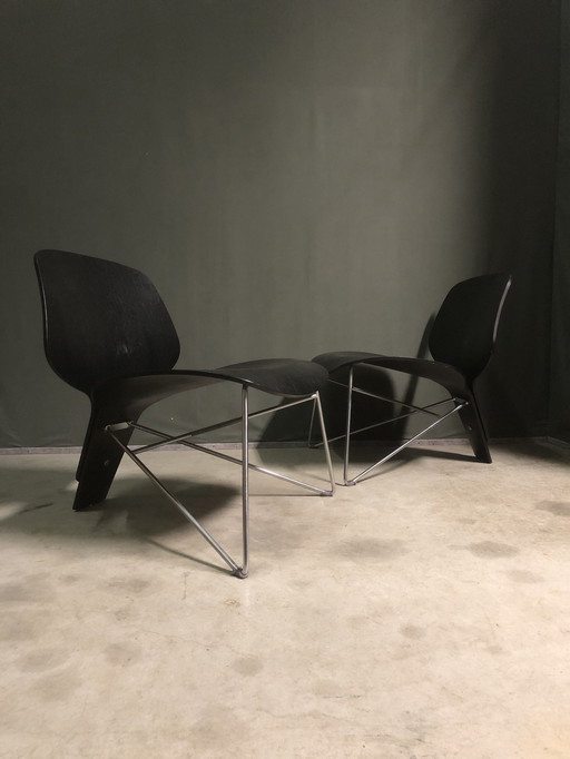 Gebogen triplex en metalen loungestoelen