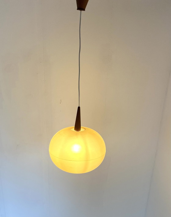 Image 1 of Hanglamp Kunststof & Teak ‘60