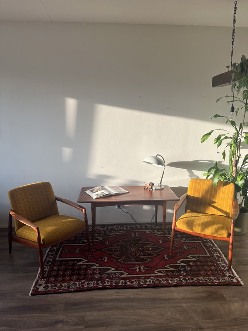 2x Midcentury Teakhouten Easy Chairs met Tafel