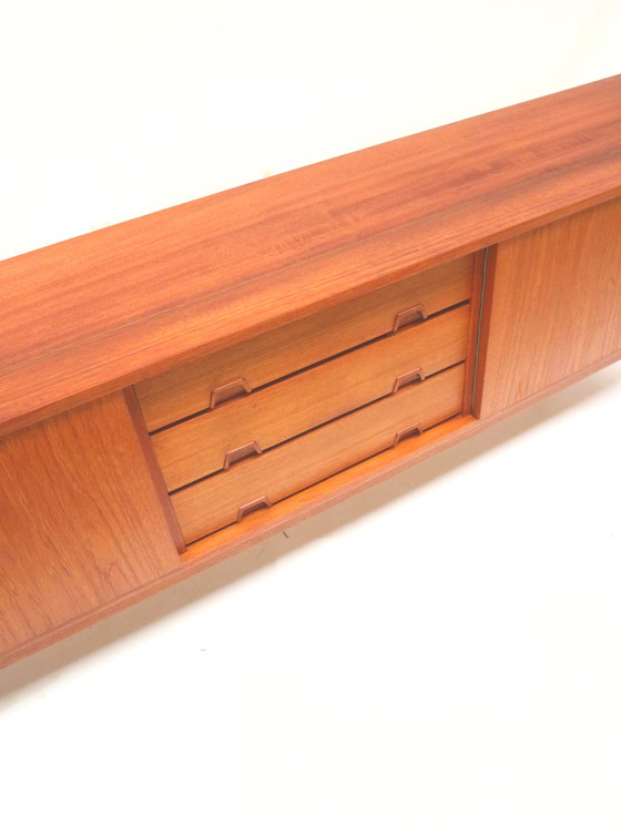 Image 1 of Groot vintage dressoir met prachtige handgrepen gemaakt in de jaren '60