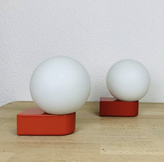 Image 1 of Paar Inda wandlampen rood, globe opaline, 1970