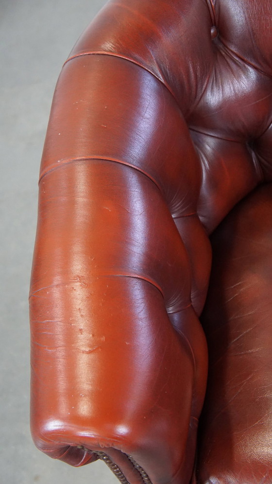 Image 1 of Rundleren Engelse Chesterfield Clubfauteuil, Rode Kleur