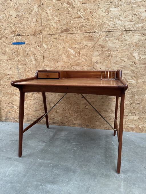 Svend Aage Madsen bureau