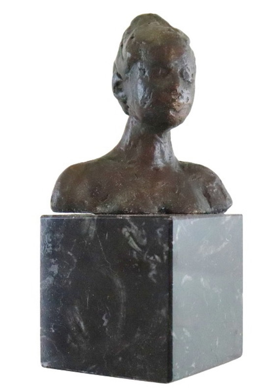 Image 1 of Bronzen beeld op marmer vrouwenhoofd