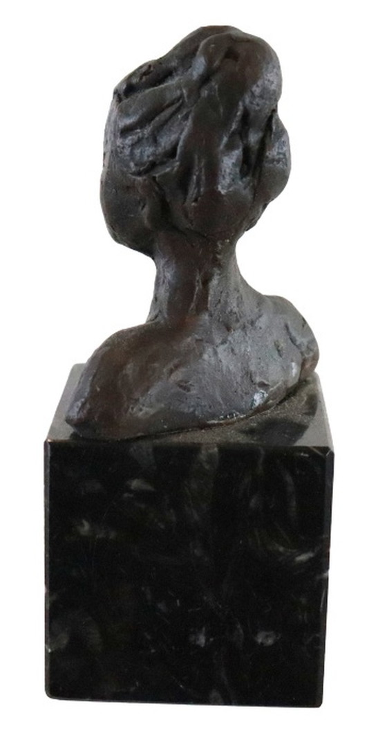 Image 1 of Bronzen beeld op marmer vrouwenhoofd