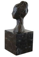 Bronzen beeld op marmer vrouwenhoofd