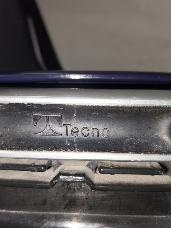 Image 1 of 1 x tecno Italy 1980's plastic en aluminium stoel. Blauw 