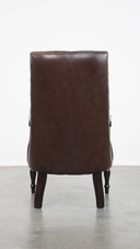 Donkere Rundleren En Houten Chesterfield Fauteuil