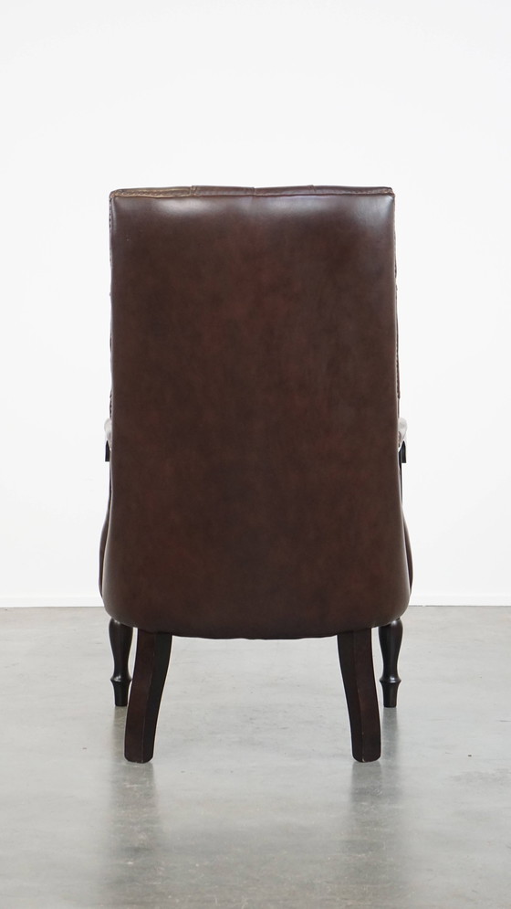 Image 1 of Donkere Rundleren En Houten Chesterfield Fauteuil