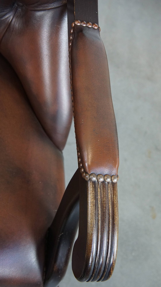 Image 1 of Donkere Rundleren En Houten Chesterfield Fauteuil