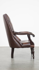 Donkere Rundleren En Houten Chesterfield Fauteuil