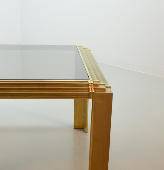 Image 1 of Peter Ghyczy Toegeschreven Massief Messing Vierkante Salontafel met Smokey Glas Blad, jaren 70.