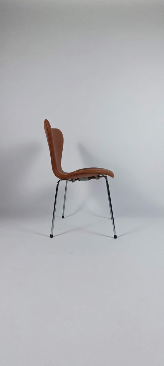 Image 1 of Fritz Hansen 3107 Series 7 Vlinderstoelen Grace Leather Cognac Arne Jacobsen