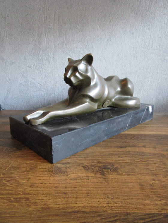 Image 1 of Bronzen Rustende Leeuwin,Artdeco