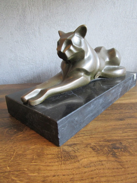 Image 1 of Bronzen Rustende Leeuwin,Artdeco