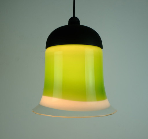 Hanglamp Peill & Putzler uit het midden van de 20e eeuw, jaren 70, met een kap van groen, wit en helder glas, model AH 191