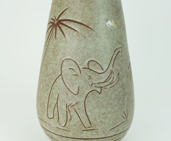 Image 1 of begin jaren 1960 u-keramik mid century keramiek VASE model no. 137/30 olifanten en palmbomen decor