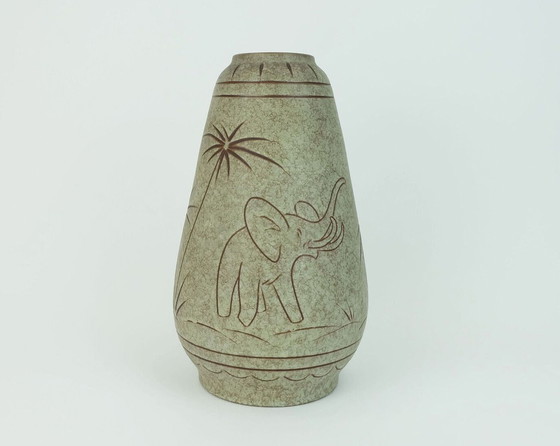 Image 1 of begin jaren 1960 u-keramik mid century keramiek VASE model no. 137/30 olifanten en palmbomen decor