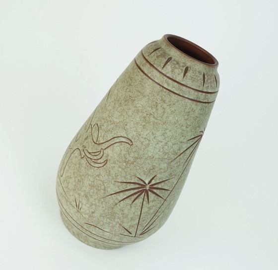 Image 1 of begin jaren 1960 u-keramik mid century keramiek VASE model no. 137/30 olifanten en palmbomen decor