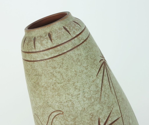 begin jaren 1960 u-keramik mid century keramiek VASE model no. 137/30 olifanten en palmbomen decor