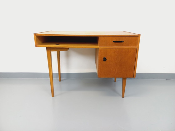 Image 1 of Eikenhouten bureau uit de jaren 60