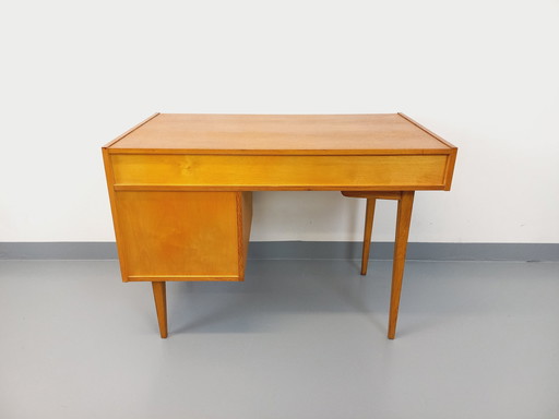 Eikenhouten bureau uit de jaren 60