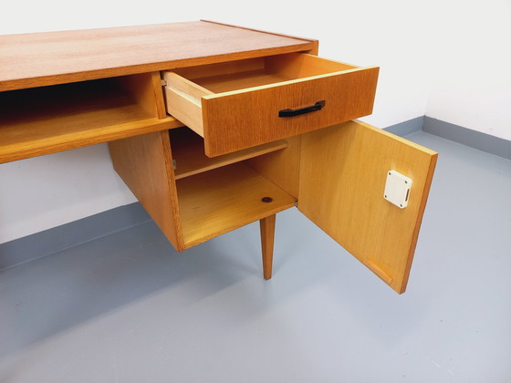 Image 1 of Eikenhouten bureau uit de jaren 60