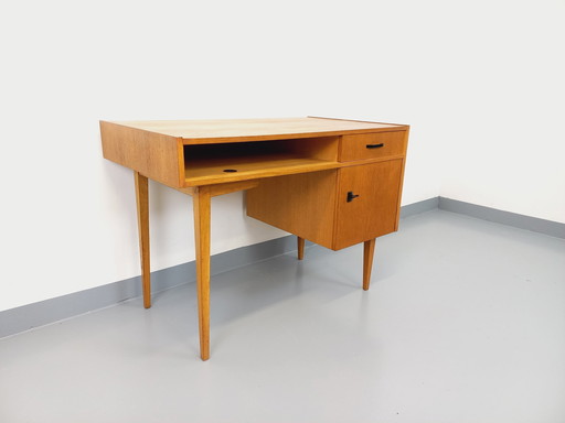 Eikenhouten bureau uit de jaren 60