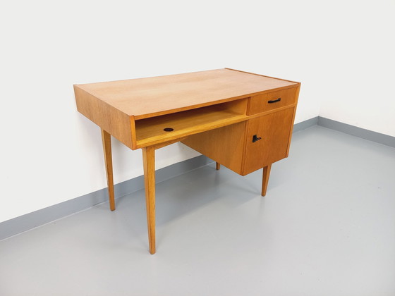 Image 1 of Eikenhouten bureau uit de jaren 60