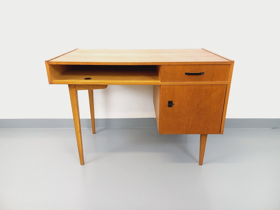 Image 1 of Eikenhouten bureau uit de jaren 60