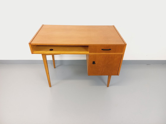 Image 1 of Eikenhouten bureau uit de jaren 60