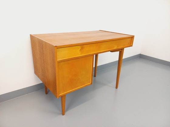 Image 1 of Eikenhouten bureau uit de jaren 60