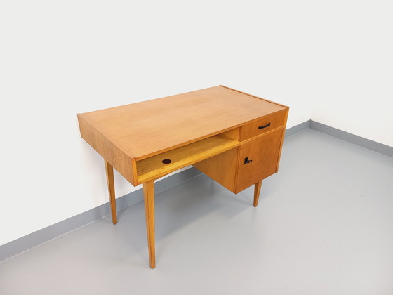 Image 1 of Eikenhouten bureau uit de jaren 60