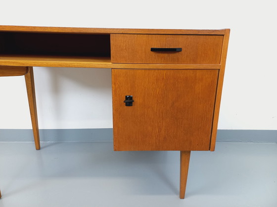 Image 1 of Eikenhouten bureau uit de jaren 60