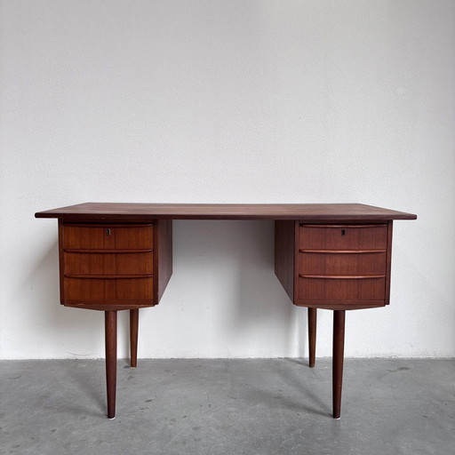 Vintage Deens Bureau In Teak