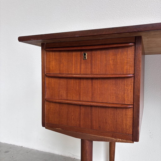 Vintage Deens Bureau In Teak