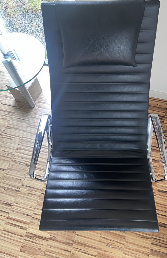 Image 1 of Vitra Eames EA 124 fauteuil