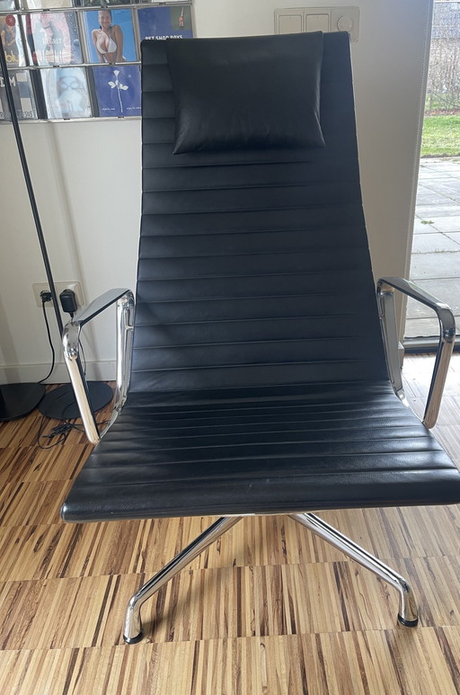 Vitra Eames EA 124 fauteuil