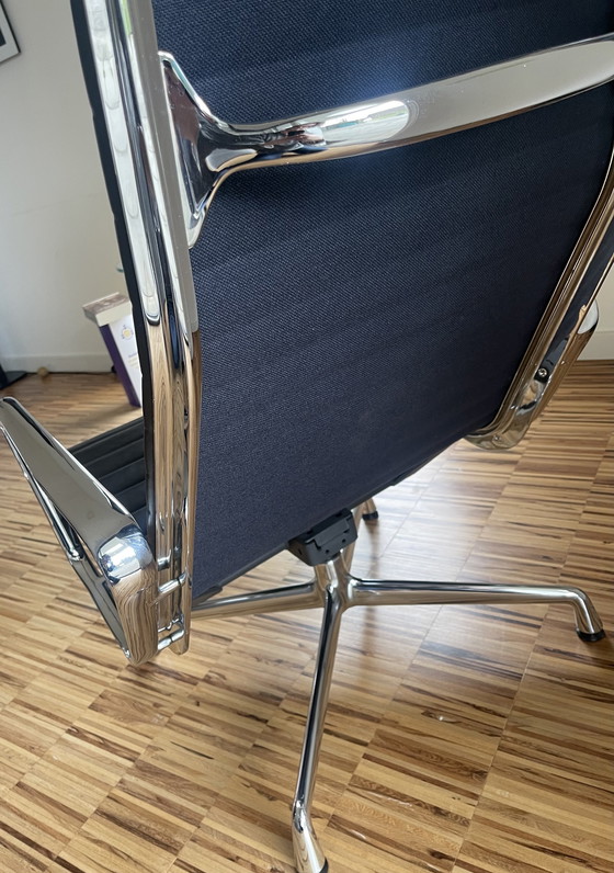 Image 1 of Vitra Eames EA 124 fauteuil