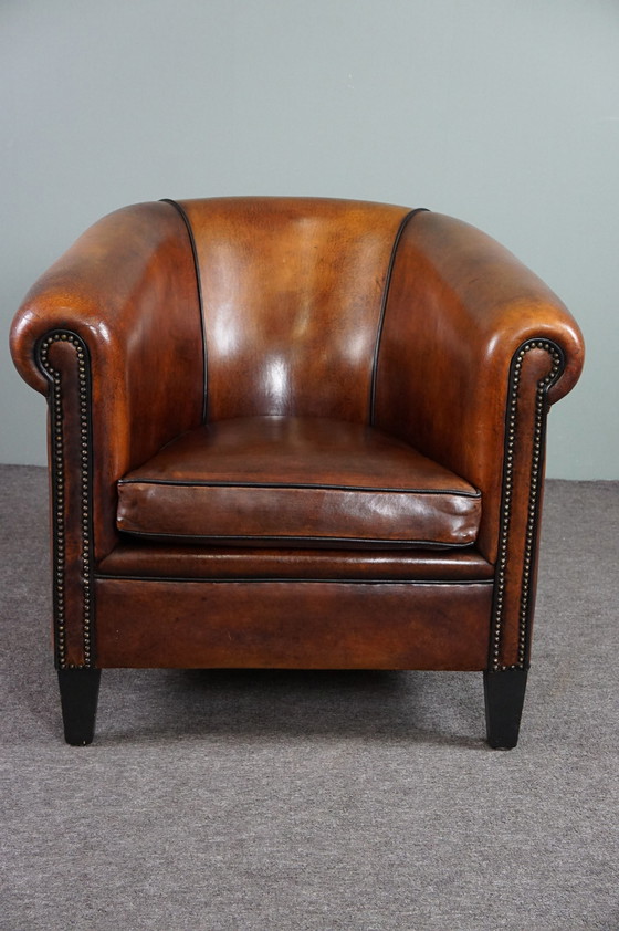 Image 1 of Clubfauteuil met zwarte biezen en siernagels