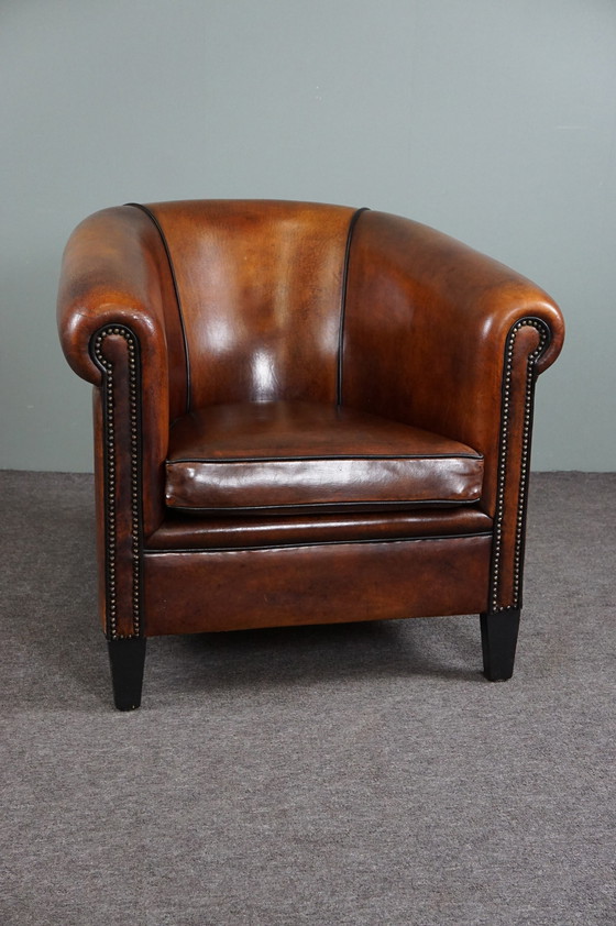 Image 1 of Clubfauteuil met zwarte biezen en siernagels