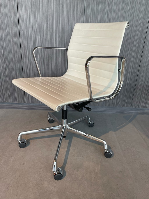 Vitra EA 117 aluminium stoel (Eames