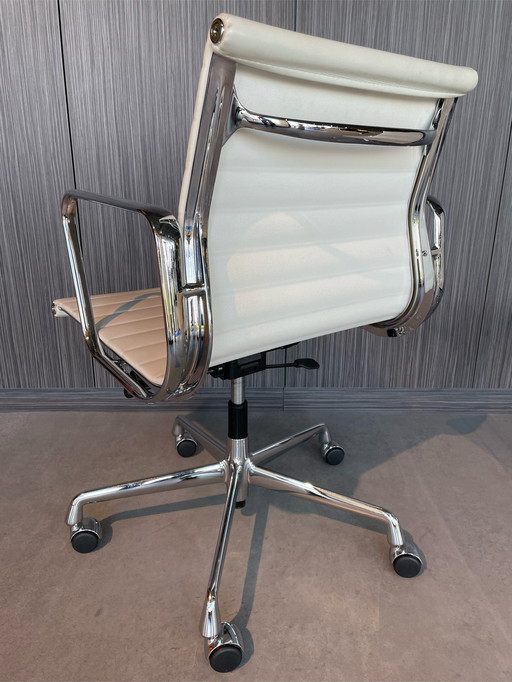 Vitra EA 117 aluminium stoel (Eames