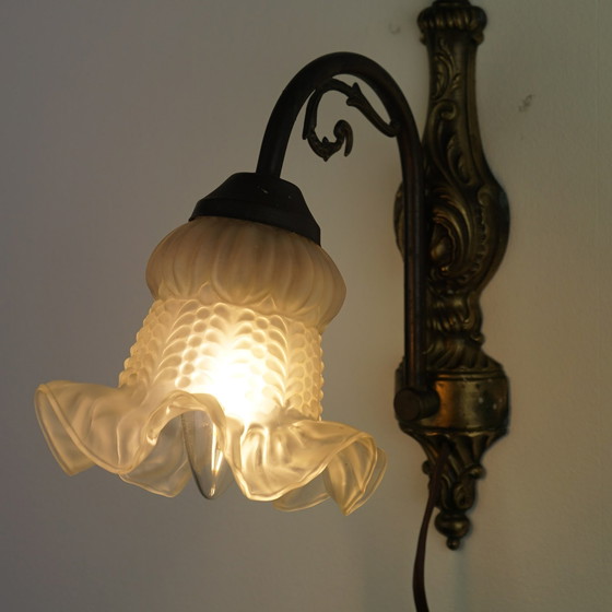 Image 1 of Vintage wandlamp bloem design melkglas art nouveau stijl