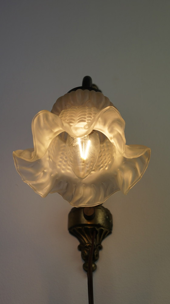 Image 1 of Vintage wandlamp bloem design melkglas art nouveau stijl