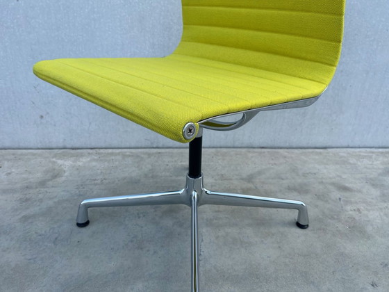 Image 1 of Vitra eames ea106 draaibare stoel