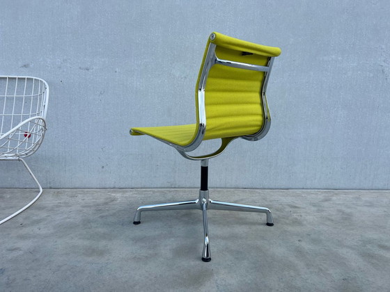 Image 1 of Vitra eames ea106 draaibare stoel