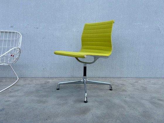 Image 1 of Vitra eames ea106 draaibare stoel