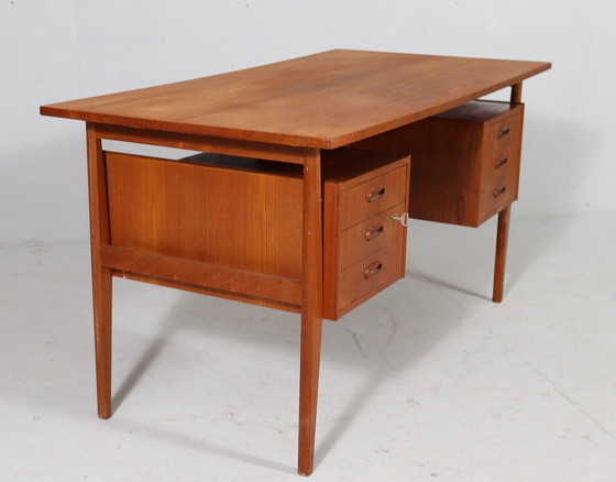 Image 1 of Teakhouten bureau voor Møbelfabrikken Toften, Denemarken, jaren 1960