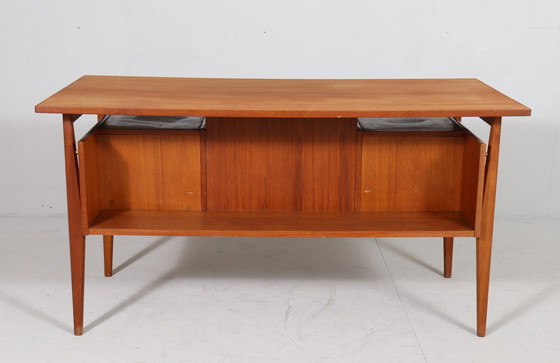 Image 1 of Teakhouten bureau voor Møbelfabrikken Toften, Denemarken, jaren 1960